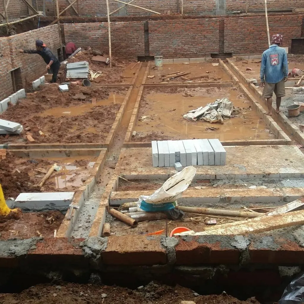 pemasangan bekisting kolam renang sebelum proses pengecoran