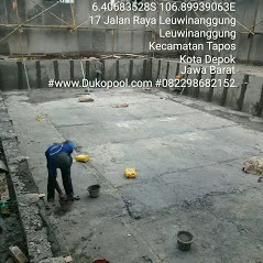 Proses plester pembuatan kolam renang baru di daerah depok